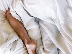 Pijamas y sábanas de tejidos naturales son aliadas contra el calor. UNSPLASH/Danny G