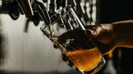 Un punto a tomar en cuenta es que la cerveza genera una falsa sensación de hidratación en el cuerpo. Unsplash