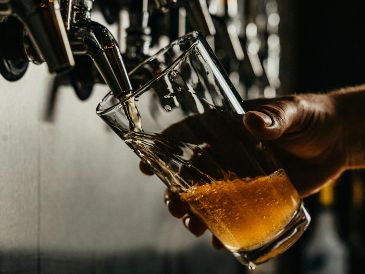 Un punto a tomar en cuenta es que la cerveza genera una falsa sensación de hidratación en el cuerpo. Unsplash