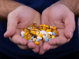 Las vitaminas llegan al organismo a través de los alimentos, aunque a veces se requiere consumir multivitamínicos cuando estas no son absorbidas de forma correcta. ESPECIAL / Foto de Volodymyr Hryshchenko en Unsplash