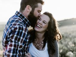 Las expresiones del amor con nuestra pareja pueden fortalecer la relación. ESPECIAL/Foto de Priscilla Du Preez en Unsplash