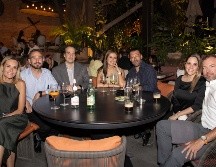 Jolie Saracho, Rodrigo Dubin, Julio del Ama, Paola González, César Ruvalcaba, Luisa Valenzuela y Hugo Saracho en el segundo aniversario de Loco Marino. GENTE BIEN JALISCO / Christian Pérez