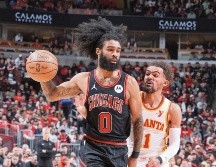 Coby White (#0) se destapó al encestar 42 puntos por los Bulls. AFP/J. Haynes