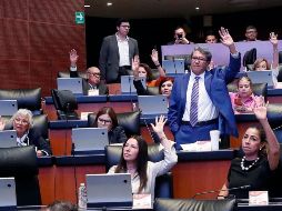 Los senadores Ricardo Monreal (de pie) y Olga Sánchez Cordero (última a la izquierda), de Morena, defendieron los ajustes a la Ley de Amparo. EFE/Senado de la República
