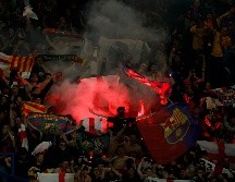 Aficionados del Barcelona fueron captados haciendo gestos racistas en el Parc des Princes. AP/A. Morissard