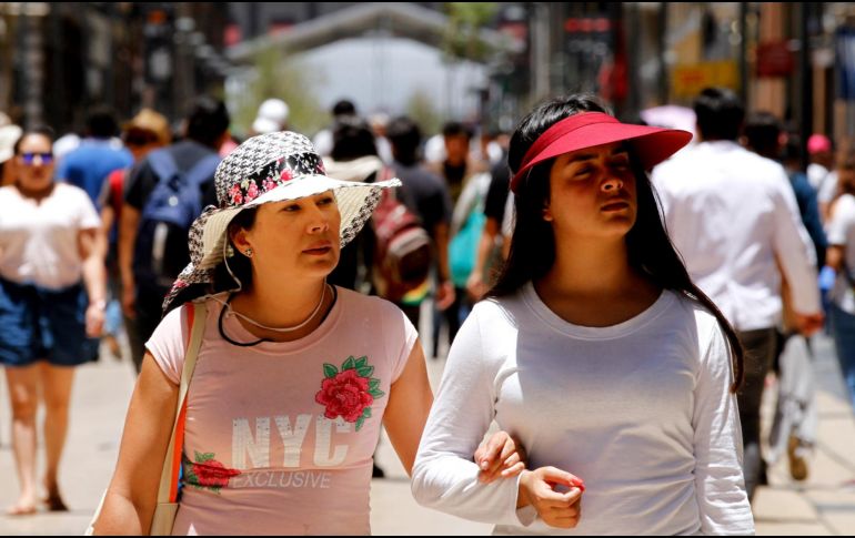 Especialistas señalaron que entre las 11:00 horas y las 15:00 horas se registra la mayor radiación solar, por lo que es indispensable evitar exponerse a los rayos solares. NTX / ARCHIVO