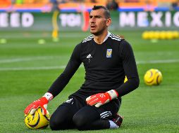 Nahuel Guzmán apuntó a los jugadores de Rayados con un láser durante el Clásico Regio. IMAGO7.
