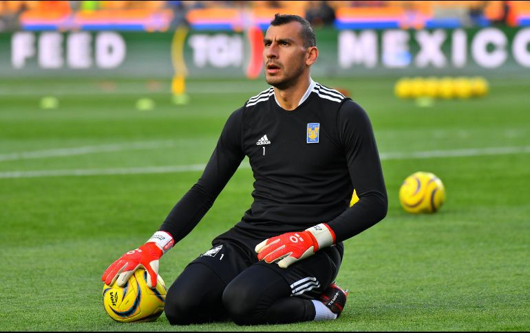 Nahuel Guzmán apuntó a los jugadores de Rayados con un láser durante el Clásico Regio. IMAGO7.