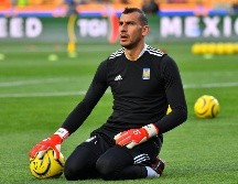 Nahuel Guzmán apuntó a los jugadores de Rayados con un láser durante el Clásico Regio. IMAGO7.