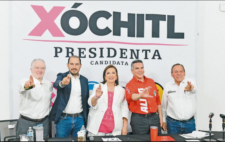Xóchitl Gálvez está acompañada de los dirigentes nacionales del PAN, PRI y PRD, luego de una reunión donde acordaron sumar esfuerzos para ganar la Presidencia del país. ESPECIAL