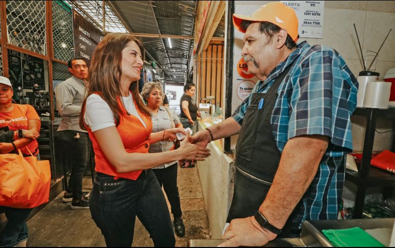 La emecista visitó y escuchó a los locatarios del mercado. ESPECIAL