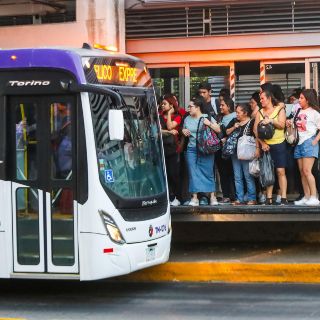 Carteristas saquean a usuarios del Macrobús