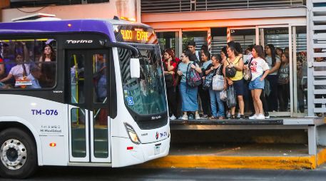 Mujeres se atrincheran al final de la estación para evitar ser víctimas de los carteristas. EL INFORMADOR/A. Navarro