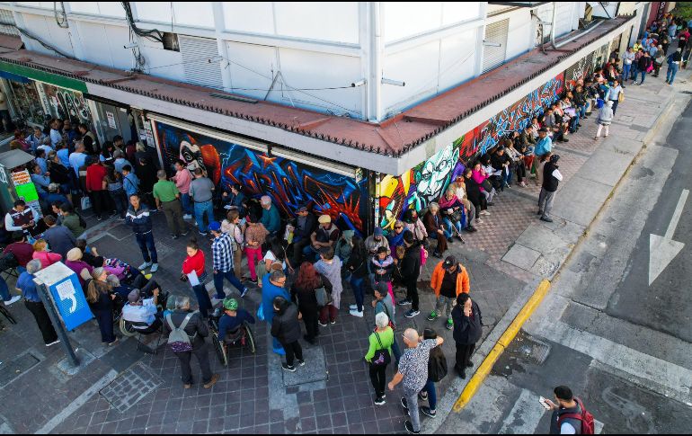 En su conferencia de hoy en Palacio Nacional, López Obrador respondió a una petición que le hicieron sobre las condiciones bajo las que acuden a cobrar las pensiones. EL INFORMADOR / A. Navarro