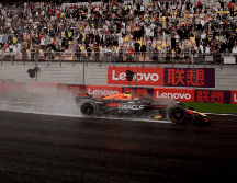 Checo Pérez saldrá desde la sexta posición en la carrera sprint previa al GP de China 2024. EFE / A. Martínez