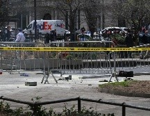 Testigos señalan que antes de prenderse fuego, el hombre lanzó al aire varios panfletos de colores. AFP / A. Weiss