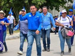 Agentes de la policía de investigaciones y peritos acudieron al lugar del suceso para cercar la zona donde se produjo y recabar pruebas que eventualmente puedan esclarecer lo sucedido y permitir la detención de los agresores. ESPECIAL.