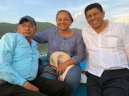 Alberto Antonio García (en la foto usa camisa azul y gorra) y Agar Cancino Gómez, ambos de Morena, estaban reportados como 'no localizados' ante la Vicefiscalía de la región de la Cuenca del Papaloapan. EFE/ Gobierno Municipal San José Independencia