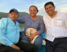 Alberto Antonio García (en la foto usa camisa azul y gorra) y Agar Cancino Gómez, ambos de Morena, estaban reportados como 'no localizados' ante la Vicefiscalía de la región de la Cuenca del Papaloapan. EFE/ Gobierno Municipal San José Independencia