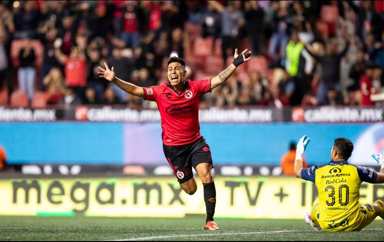 Efraín Álvarez celebra tras haber anotado el segundo tanto del Tijuana. IMAGO7