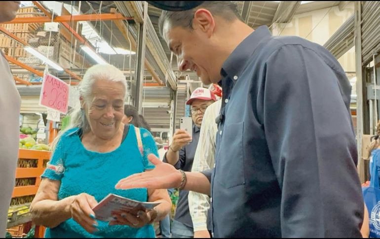 Chema reconoció la importancia de los mercados como elementos fundamentales de la identidad y la economía local de Guadalajara. ESPECIAL
