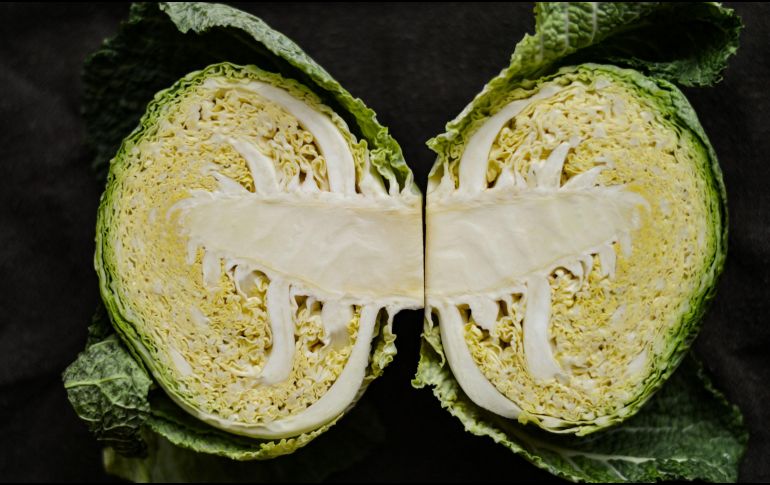 Al tener un alto contenido en vitamina C, la col favorece directamente a la síntesis del colágeno. ESPECIAL / Foto de henry perks en Unsplash