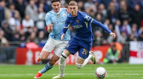 Julián Álvarez, del Manchester City, contra Cole Palmer, del Chelsea, en partido de la FA Cup. EFE / N. Hall