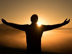 Uno de los primeros hábitos recomendados por Harvard es levantarse temprano y a la misma hora todos los días. ESPECIAL / Foto de Zac Durant en Unsplash