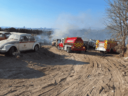 El siniestro se extendió en un área de 100 por 100, con pastizal, llantas y vehículos. ESPECIAL
