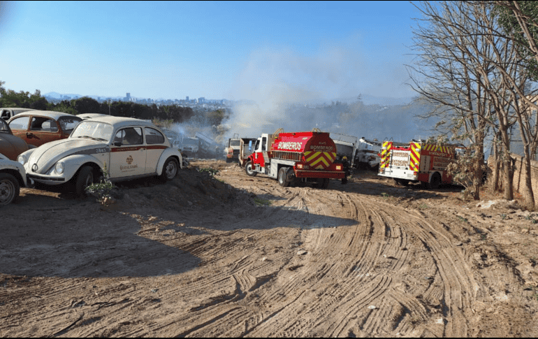 El siniestro se extendió en un área de 100 por 100, con pastizal, llantas y vehículos. ESPECIAL