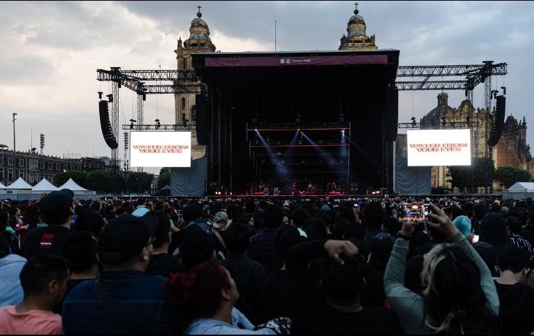 La banda Water From Your Eyes le abre el concierto a Interpol en el Zócalo de la Ciudad de México. SUN /A. Angulo.