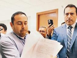 En la fotografía se puede apreciar a Noé Ramos mostrando la denuncia que interpuso en el Congreso del Estado en 2022. ESPECIAL