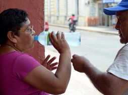 Aconsejan mantenerse hidratado con agua natural y, de ser posible, no acudir a lugares concurridos donde se concentre el calor. NTX / ARCHIVO