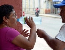 Aconsejan mantenerse hidratado con agua natural y, de ser posible, no acudir a lugares concurridos donde se concentre el calor. NTX / ARCHIVO