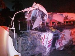 Según los primeros reportes, el camión tipo escolar fue impactado por un tráiler que invadió el carril. ESPECIAL