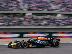 Checo Pérez logró el tercer lugar en el Gran Premio de China. EFE/ A. PLAVEVSKI.