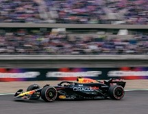 Checo Pérez logró el tercer lugar en el Gran Premio de China. EFE/ A. PLAVEVSKI.