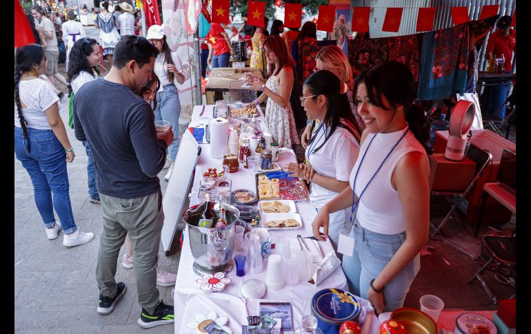 Este domingo regresó la Feria Internacional Gastronómica (FIGA) de Guadalajara, un festival cultural y de gastronomía, que tiene como objetivo recaudar fondos y festejar las relaciones diplomáticas de la ciudad con el mundo. EL INFORMADOR / H. Figueroa