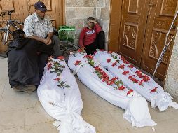Habitantes de Gaza rinden homenaje a algunos de los cuerpos hallados ayer. EFE