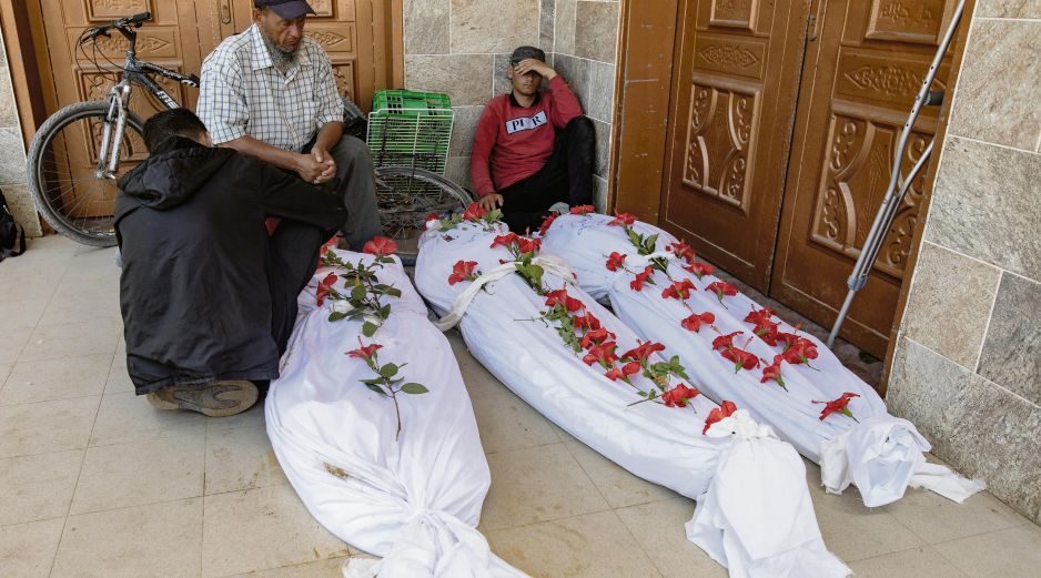 Habitantes de Gaza rinden homenaje a algunos de los cuerpos hallados ayer. EFE
