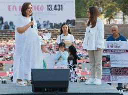 El escenario de la candidata estuvo al centro de centenares de pares de zapatos que visibilizan los infanticidios. EL UNIVERSAL
