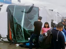 Acudieron paramédicos y bomberos a auxiliar a los heridos en el percance. EL UNIVERSAL