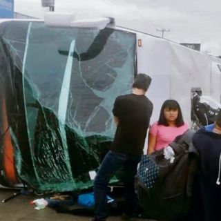 Volcadura de autobús deja 53 heridos en Nuevo León