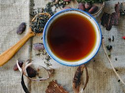 Las personas que toman frecuentemente esta bebida, tienen un menor riesgo de sufrir ataques al corazón. ESPECIAL / Foto de Drew Jemmett en Unsplash