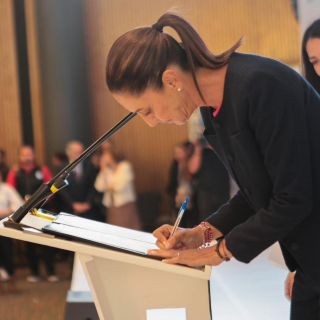 Sheinbaum firma pacto por primera infancia