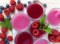 Beber un jugo de arándanos al día puede proporcionar grandes beneficios para la salud, ya que este fruto es rico en vitaminas A, B y C, las cuales fortalecen el sistema inmunológico y combaten las infecciones. Pixabay