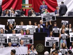 Diputados de oposición criticaron la medida impulsada por el Presidente Andrés Manuel López Obrador, pero no lograron frenarla, ya que Morena y sus aliados tenían los suficientes votos para aprobarla. SUN/F. Rojas