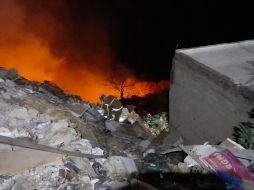 La complejidad del sitio y el material provocaron que los brigadistas tardaran varias horas en sofocar el incendio. ESPECIAL