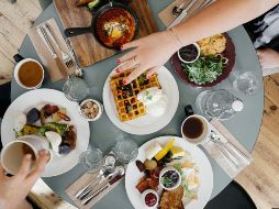 El desayuno debe contener proteínas, hidratos de carbono y algún tipo de grasa que ayude a absorber las vitaminas A, D, E y K. ESPECIAL / Foto de Ali Inay en Unsplash