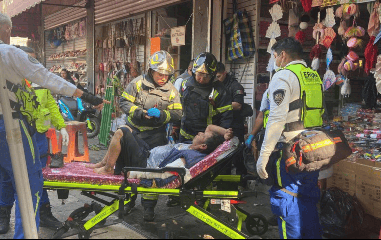 Paramédicos del Escuadrón de Rescate y Urgencias Médicas lo trasladaron de urgencia al hospital. SUN/Juan Carlos Williams